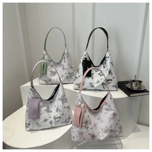 Série détaillée de sacs hobo à motif papillon en vert, violet, rose et noir avec petite pochette