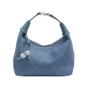 Sac cylindrique en denim matelassé bleu avec fermoirs métalliques et perle décorative