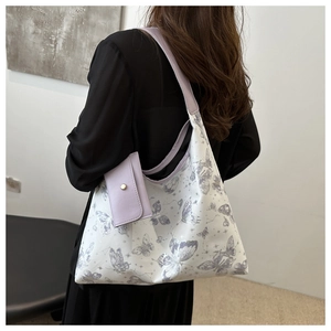 Détail du sac cabas blanc en PU avec imprimé papillon et sa petite pochette assortie