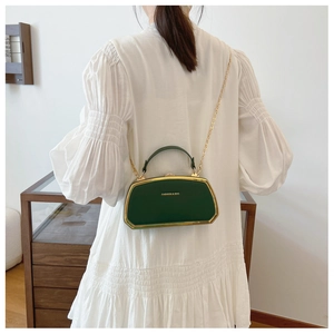 Dettaglio borsa in pelle opaca verde scuro con catena dorata e logo alla moda