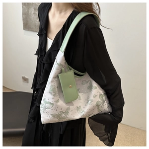 Détail du sac à main blanc en PU avec motifs papillons verts et mini pochette assortie