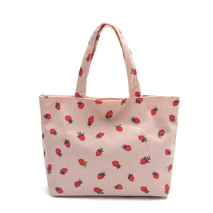 Sac cabas en velours côtelé rose avec motifs de fraises et design minimaliste