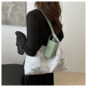 Vue détaillée du sac cabas blanc à motifs papillons avec sa petite pochette assortie