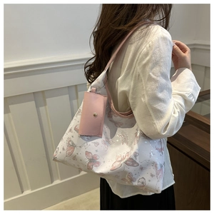 Détail du grand sac cabas en PU blanc avec motif papillon rose et mini porte-monnaie
