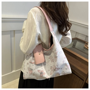 Détail du grand cabas blanc en PU avec motifs papillons roses et petite pochette assortie