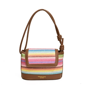 Sac à bandoulière tressé à rayures colorées avec finitions en cuir brun et nœud