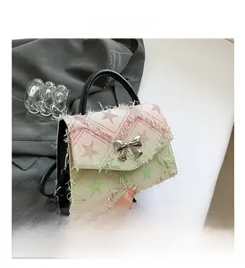 Détails du sac à main à motif d'étoiles avec texture tweed et fermoir nœud en métal