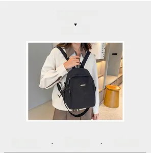 Details des schwarzen Freizeitrucksacks mit Reißverschlussfächern und Metall-Logo