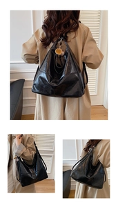Detalle de un bolso tote negro brillante multifuncional con textura de cuero PU y vista lateral