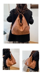 Detalle del bolso hobo marrón caramelo con correas versátiles y textura de cuero retro