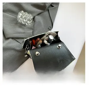 Vue détaillée de l'intérieur du sac en tweed montrant la capacité du téléphone