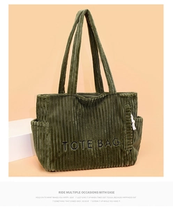 Détail de la texture velours côtelé vert avec broderie Tote Bag bleu marine élégante