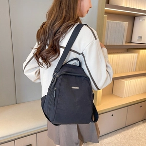 Detailansicht des schwarzen leichten Nylon-Rucksacks mit vertikalem Reißverschluss