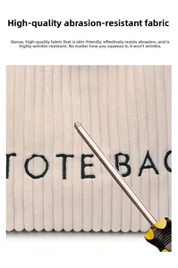 Détail du cabas en velours côtelé beige résistant montrant la texture et la broderie