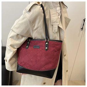 Detailansicht der großen weinroten Stepp-Tote Bag mit schwarzen Leder-Patchwork-Details