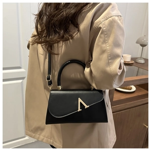 Details der klassischen schwarzen Leder-Vierecktasche mit goldenem A-Logo-Verschluss