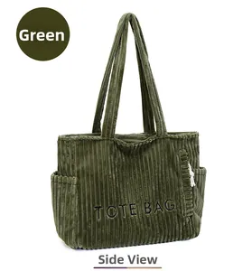 Vue de côté du sac cabas en velours côtelé vert avec poche et broderie TOTE BAG