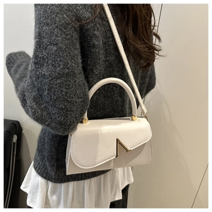 Elegante weiße Leder-Umhängetasche mit V-förmiger goldener Metallschnalle an der Schulter