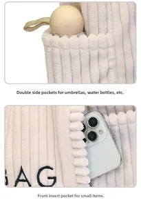 Détail du sac cabas en velours beige avec poches latérales pour bouteille et poche avant mobile