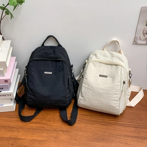 Zaino minimalista in nylon impermeabile nero e beige con raffinati dettagli in metallo