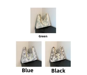 Dettaglio delle borse tote in tela con stampe di farfalle in verde, blu e nero
