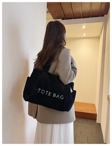 Détail du sac fourre-tout en velours côtelé noir avec broderie sur sac à épaule décontracté