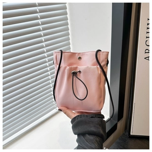 Detailweergave van de roze nylon mini-crossbody telefoontas met trekkoordzak en druksluiting