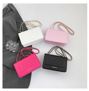 Mise à plat de quatre sacs bandoulière matelassés colorés avec bandoulière en chaîne