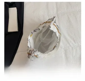 Vista dall'alto della borsa tote in tweed bianco e nero con interno capiente e fodera