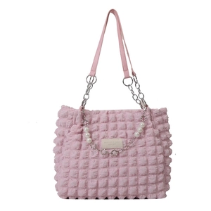 Roze shopper met bubbeltextuur, parelketting en zilverkleurige metalen accenten