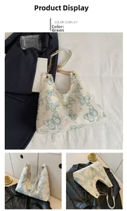 Dettaglio della borsa tote in tela bianca con stampe di farfalle blu e bordi a frange