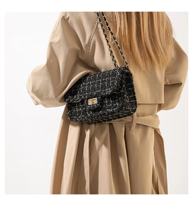 Détails du sac bandoulière en tweed avec chaîne dorée et texture sous éclairage