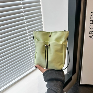 Sac Bandoulière Minimaliste en Nylon avec Cordon de Serrage pour Femmes Léger Grande Capacité Été Sacoche pour Téléphone