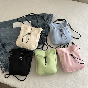Minimalistische crossbody telefoontasjes in vijf kleuren in een platte opstelling
