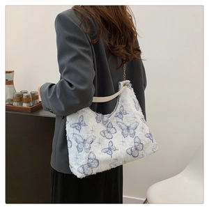 Borsa tote con ricami di farfalle blu e dettagli di catena dorata dallo stile raffinato