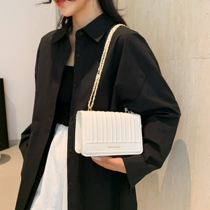 Sac à bandoulière blanc en cuir PU avec matelassage vertical et bandoulière chaîne