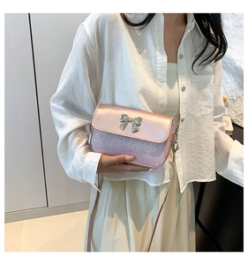 Detailansicht der rosa Mini-Tasche mit Pailletten-Stickerei und silberner Schmetterlingsschleife