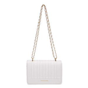 Sac bandoulière rectangulaire blanc matelassé avec chaîne dorée et lettrage rabat