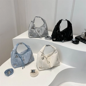 Sacs Hobo avec ferrures papillon en métal en coloris argent, noir, bleu et blanc