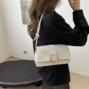 Sac bandoulière blanc à effet croco avec boucle dorée en U et bandoulière nouée