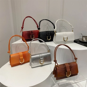 Sacs bandoulière chic texture crocodile avec boucle en U dorée en six coloris variés