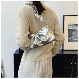 Sac bandoulière en cuir argenté plissé avec chaîne de perles blanches et bandoulière à volants