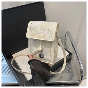 Dettaglio borsa porta cellulare crema con ricamo farfalla dorata e scritte fashion