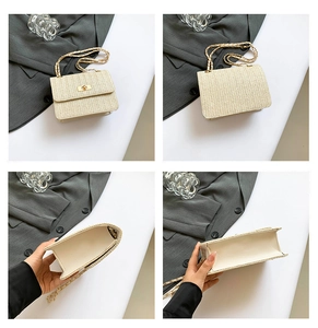 Détails d'un sac en paille beige avec bandoulière en chaîne dorée et fermoir pivotant