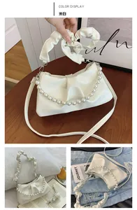 Détail du sac beige en similicuir avec poignée plissée nuage et chaîne de perles