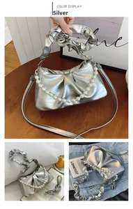Détail du sac argenté métallisé plissé avec grande chaîne de perles et texture souple