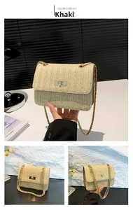 Détail du sac bandoulière en paille kaki avec fermoir tournant doré et chaîne en métal