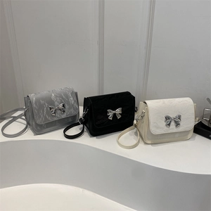 Petits sacs bandoulière avec boucle papillon argentée en gris noir et beige crème