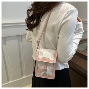 Vista laterale di donna con borsa rosa a fiori con motivo a farfalla e tracolla