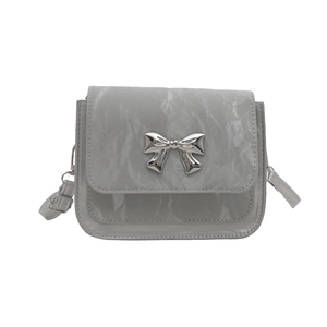 Petit sac bandoulière argenté en similicuir froissé avec une boucle papillon métallique